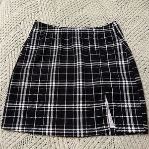 Black & white plaid mini skirt w/ slit. Great condition. Size M